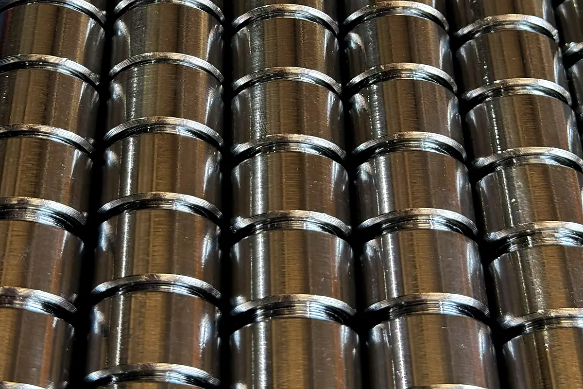 Kaplanmış ve parlatılmış metal parçalar